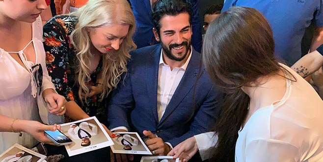 Romanya’da Burak Özçivit izdihamı