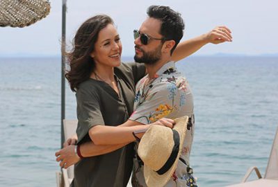 Klibinde eşini oynattı