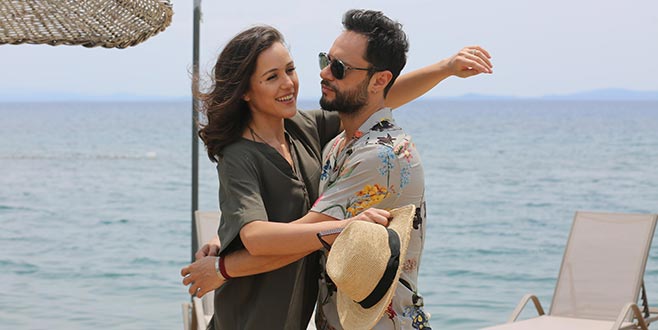 Klibinde eşini oynattı