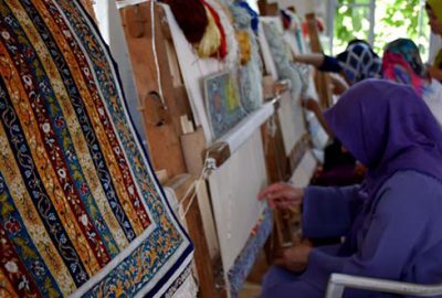 Metrekaresinde 1 milyon düğüm olan halılar 5 bin dolara satılıyor