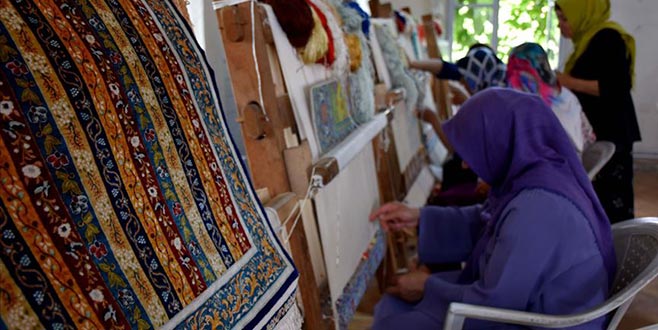 Metrekaresinde 1 milyon düğüm olan halılar 5 bin dolara satılıyor Metrekaresinde 1 milyon düğüm olan halılar 5 bin dolara satılıyor