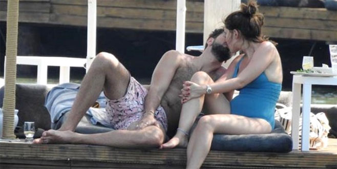 Yasak Elma’nın başrol oyuncusu sevgilisiyle dudak dudağa!