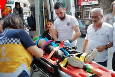 Aniden yola çıkan çocuğa çarptı