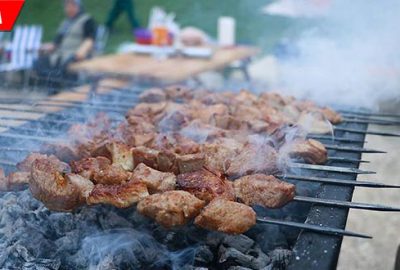 Mangal yakarken kendini yaktı