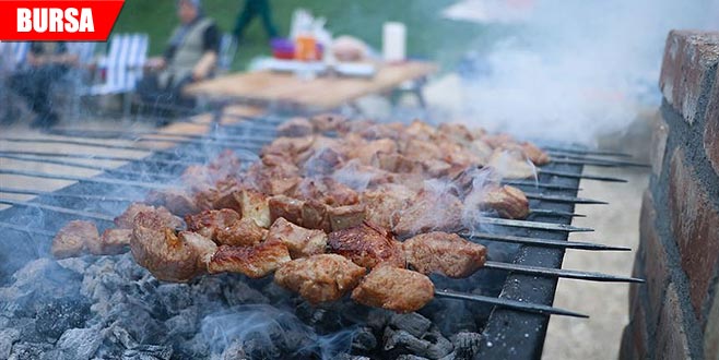 Mangal yakarken kendini yaktı Mangal yakarken kendini yaktı