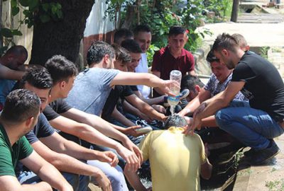 Damadı una bulayıp başında yumurta kırdılar