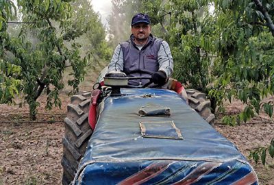 Belediye Başkanı, mesai sonrası tarlasında çalışıyor