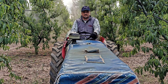 Belediye Başkanı, mesai sonrası tarlasında çalışıyor Belediye Başkanı, mesai sonrası tarlasında çalışıyor