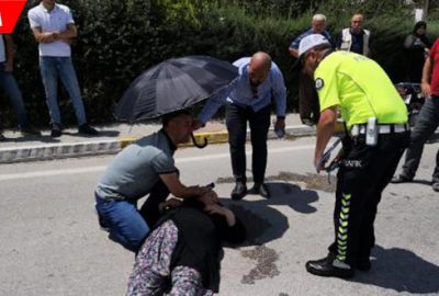 Ambulans gelene kadar annesinin başında böyle bekledi