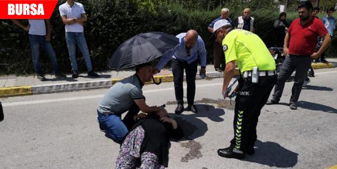 Ambulans gelene kadar annesinin başında böyle bekledi