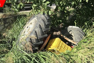 Traktör su kanalına devrildi, baba ve 2 oğlu yaralandı
