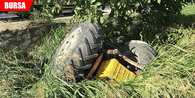 Traktör su kanalına devrildi, baba ve 2 oğlu yaralandı