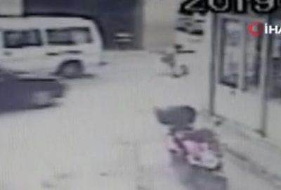 Yolun karşısına geçmeye çalışan kardeşlere araba çarptı