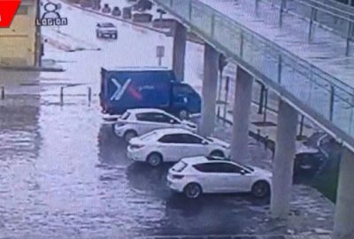 Lüks otomobil otobüs durağına böyle daldı