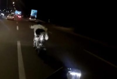 Trafikte tehlikeli yolculuk! Motosikletin üzerine yatarak…
