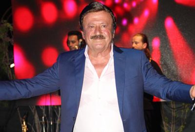 Aşk şarkılarını eşi için söyledi