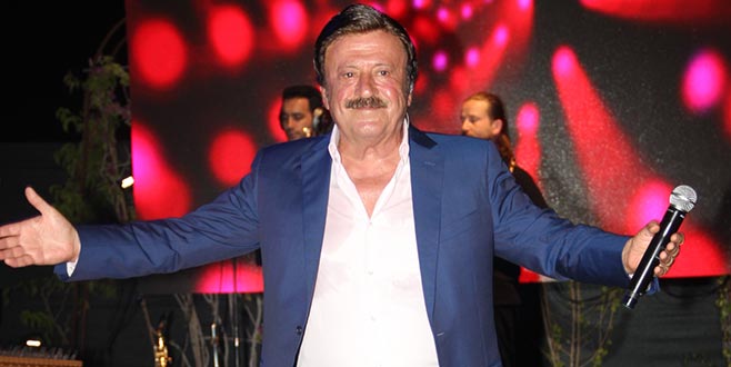 Aşk şarkılarını eşi için söyledi