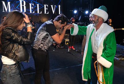 Nasreddin Hoca’nın elini öptü!