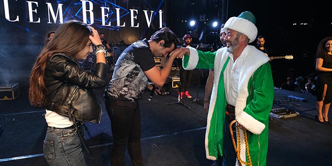 Nasreddin Hoca’nın elini öptü!