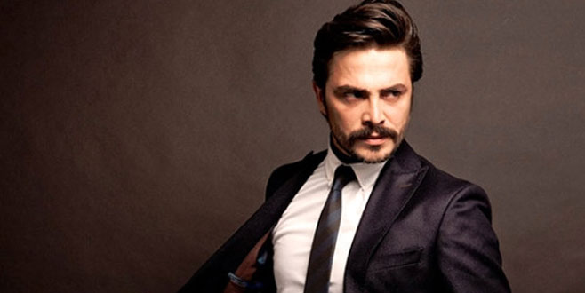 Öptü, belini tuttu, sarıldı! Yeni aşka yelken mi açtı?