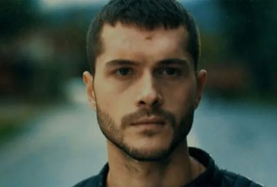 Ünlü oyuncu birliğine teslim oldu