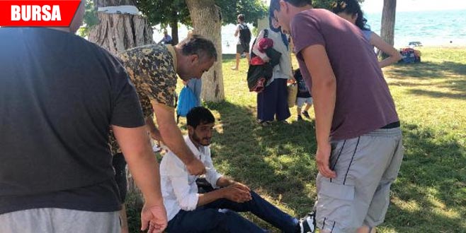 Fenalaşan simitçinin yardımına koştular Fenalaşan simitçinin yardımına koştular