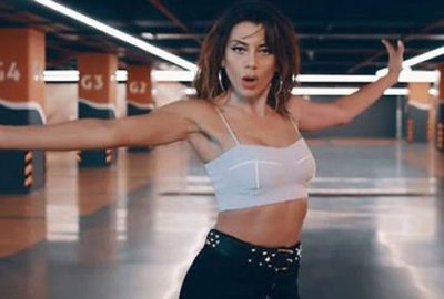 Gökçe Bahadır, bikinili pozuyla dikkat çekti!