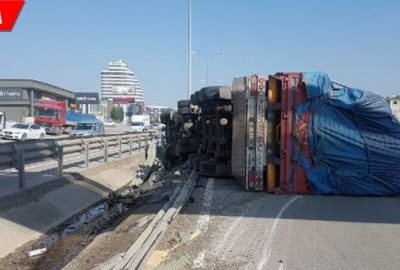TIR devrildi, karayolu trafiğe kapandı