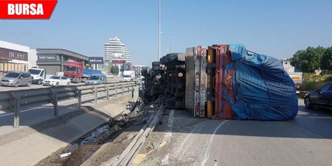 TIR devrildi, karayolu trafiğe kapandı