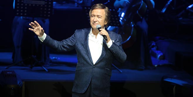 Gençlere ayak uydurmaya çalışıyorum