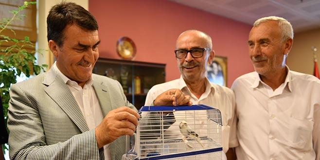 Kuş Pazarı esnafından Dündar’a kanarya Kuş Pazarı esnafından Dündar’a kanarya