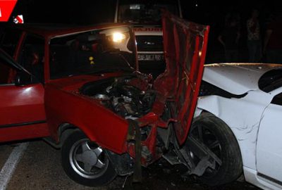 Otomobiller kafa kafaya çarpıştı: 2 yaralı