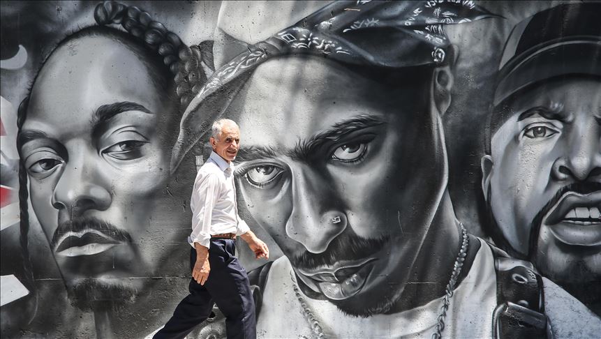 Esenyurt’un duvarları ve öğrencilerin hayatları grafitiyle renkleniyor Esenyurt’un duvarları ve öğrencilerin hayatları grafitiyle renkleniyor