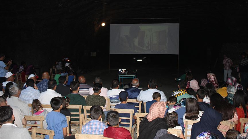 Tuz mağarasında sinema keyfi Tuz mağarasında sinema keyfi