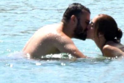 İstanbullu Gelin dizisinin oyuncuları denizde öpüşürken görüntülendi