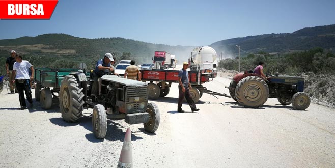 ‘Bitmeyen yol’a sinirlenen çiftçi yolu kapattı ‘Bitmeyen yol’a sinirlenen çiftçi yolu kapattı