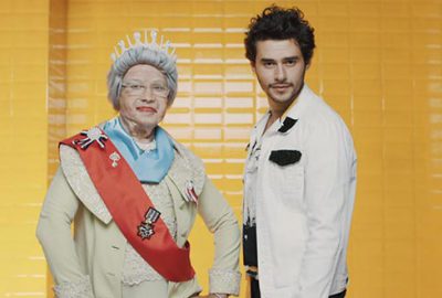 Kraliçe Elizabeth’i klibinde oynattı!