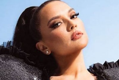 Demet Akalın mini elbisesiyle sosyal medyayı salladı