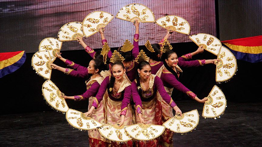 Uluslararası halk dansı topluluğu Bursalılarla buluştu Uluslararası halk dansı topluluğu Bursalılarla buluştu