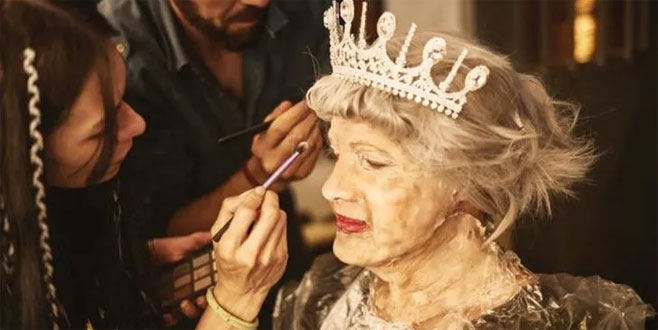 Ozan Doğulu Kraliçe Elizabeth oldu!