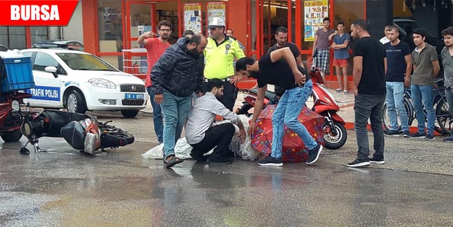 Yaralıyı şemsiye ve naylonla yağmurdan korudular