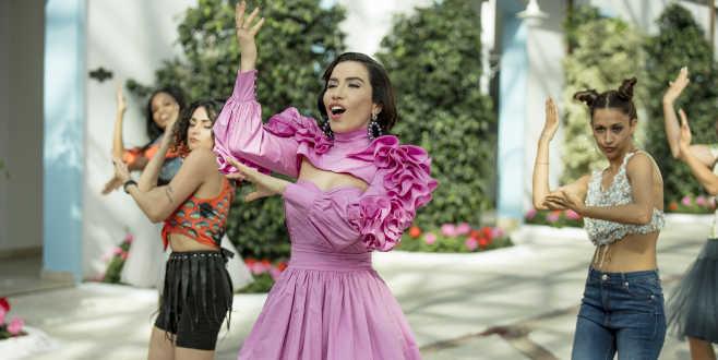 Şarkının ismi gibi dansı da sıra dışı