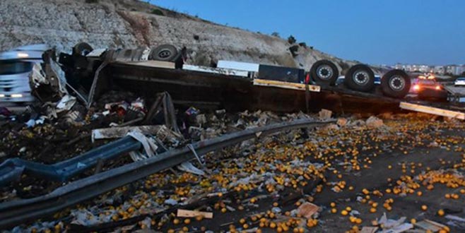 Gaziantep’te TIR devrildi: 3 ölü