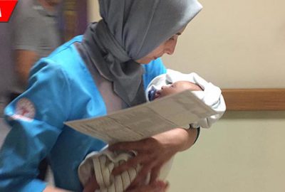 Annesinin kucağında yaralanan bebek için herkes seferber oldu