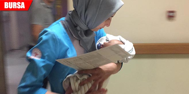 Annesinin kucağında yaralanan bebek için herkes seferber oldu