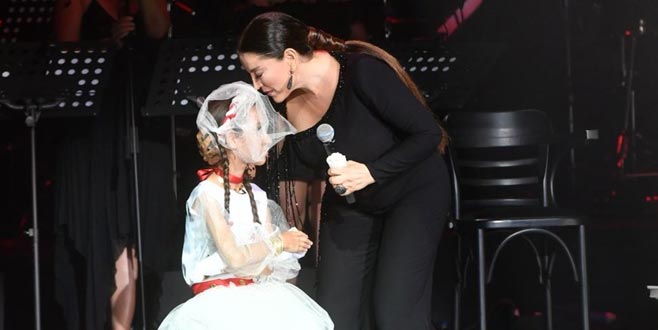 Aşkın sahnede duygulandırdı