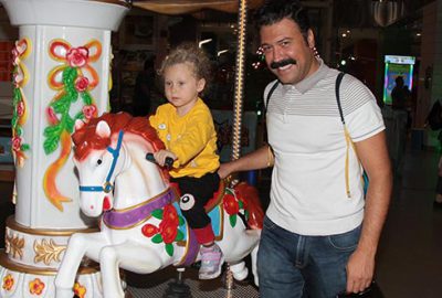 Kızıyla eğlendi 