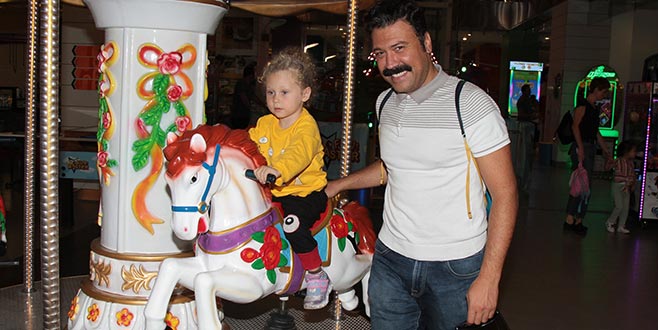 Kızıyla eğlendi 