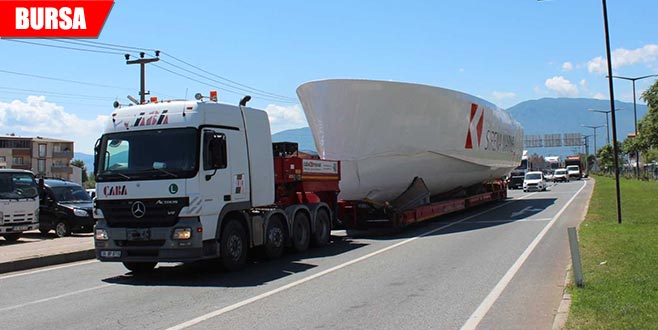 Dev tekne karadan götürüldü