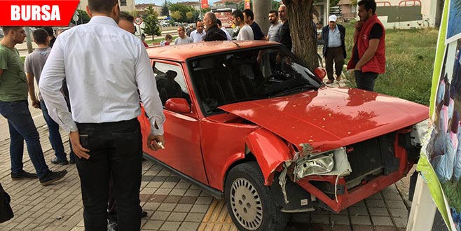 Hastaneden çıkan yaşlı adama otomobil çarptı